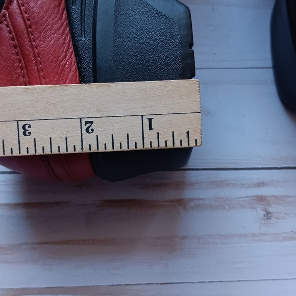 Ariat Women's US Sz 8.5 B Red Leather Slip On Comfort Shoes - Picture 2 of 10